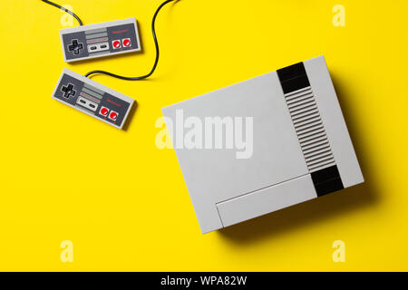 Ein wunderschön Studio Aufnahme des ursprünglichen "NES" Nintendo Entertainment System TV Spielekonsole Stockfoto