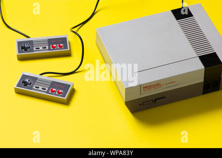 Ein wunderschön Studio Aufnahme des ursprünglichen "NES" Nintendo Entertainment System TV Spielekonsole Stockfoto