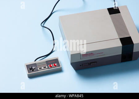 Ein wunderschön Studio Aufnahme des ursprünglichen "NES" Nintendo Entertainment System TV Spielekonsole Stockfoto