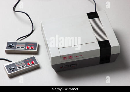 Ein wunderschön Studio Aufnahme des ursprünglichen "NES" Nintendo Entertainment System TV Spielekonsole Stockfoto