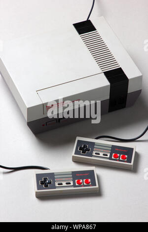 Ein wunderschön Studio Aufnahme des ursprünglichen "NES" Nintendo Entertainment System TV Spielekonsole Stockfoto