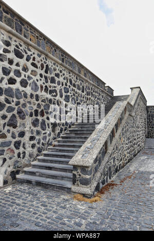 Rustikales Steinhaus Treppen auf eine Mauer der Festung im Hafen von Puerto de la Cruz, Teneriffa, Kanarische Inseln Stockfoto