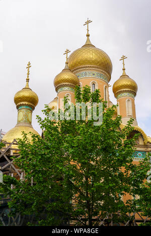 Kuppeln und Kruzifixe auf die russische Kirche in Bukarest, Rumänien Stockfoto