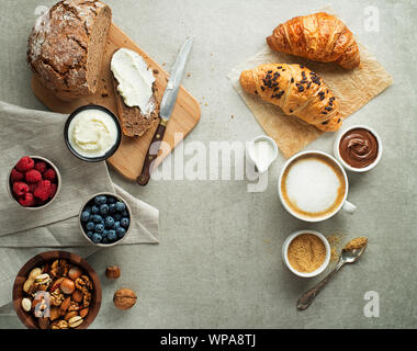 Frühstück mit Croissants, Kaffee, Brot, Käse und Obst. Leckeren, gesunden Frühstück. Stockfoto