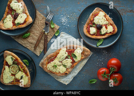 Essen köstliche italienische Pizza mit Käse und Gemüse. Copyspace. Ansicht von oben. Stockfoto