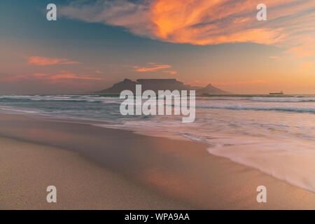 Bloubergstrand Strand mit dem Tafelberg im Hintergrund, Cape Town, Western Cape, Südafrika Stockfoto