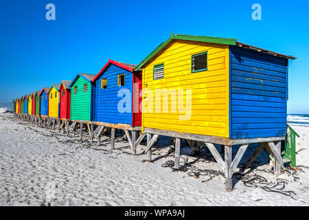 Farbigen Häuser am Strand von Muizenberg, Cape Town, Western Cape, Südafrika Stockfoto