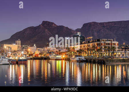 Victoria & Alfred (V&A Waterfront mit dem Tafelberg im Hintergrund, Cape Town, Western Cape, Südafrika Stockfoto