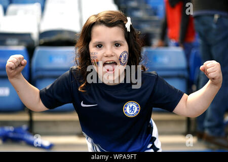 Eine junge Chelsea Fan zeigt ihre Unterstützung auf der Tribüne während Super der FA Frauen Liga Match an der Stamford Bridge, London. Stockfoto