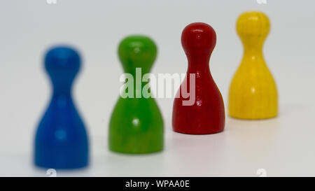 Schachfiguren blau grün rot gelb Stockfoto