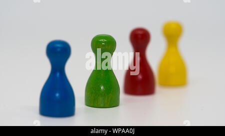Schachfiguren blau grün rot gelb Stockfoto