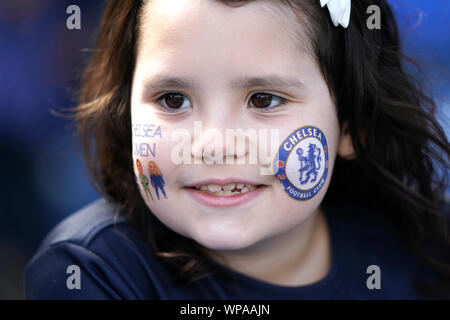 Eine junge Chelsea Fan zeigt ihre Unterstützung auf der Tribüne während Super der FA Frauen Liga Match an der Stamford Bridge, London. Stockfoto