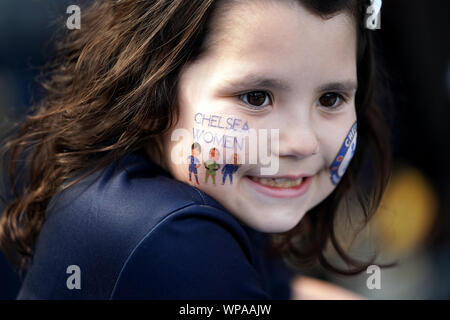 Eine junge Chelsea Fan zeigt ihre Unterstützung auf der Tribüne während Super der FA Frauen Liga Match an der Stamford Bridge, London. Stockfoto