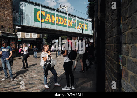 Über 100.000 Menschen besuchen Camden Market jedes Wochenende, macht es zu einem der beliebtesten touristischen Ziele in London. Stockfoto