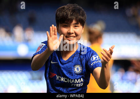 London, Großbritannien. 08 Sep, 2019. Ji-So-yun von Chelsea Frauen Gesten und feiert in Richtung der Fans nach dem Spiel. Super League FA Women's Match, Chelsea Frauen v Tottenham Hotspur Frauen an der Stamford Bridge in London am Sonntag, den 8. September 2019. Dieses Bild dürfen nur für redaktionelle Zwecke verwendet werden. Nur die redaktionelle Nutzung, eine Lizenz für die gewerbliche Nutzung erforderlich. Keine Verwendung in Wetten, Spiele oder einer einzelnen Verein/Liga/player Publikationen. pic von Steffan Bowen/Credit: Andrew Orchard sport Fotografie/Alamy leben Nachrichten Stockfoto