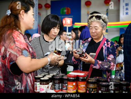 (190908) - YINCHUAN, Sept. 8, 2019 (Xinhua) - Leute sehen Spezialitäten aus Ningxia während des vierten China-Arab Staaten Expo in Yinchuan, Nordwesten Chinas autonomen Region Ningxia Hui, Sept. 6, 2019. Spezielle Lebensmittel aus dem In- und Ausland während der China-Arab Staaten Expo angezeigt zog viele Besucher an. (Xinhua / Feng Kaihua) Stockfoto