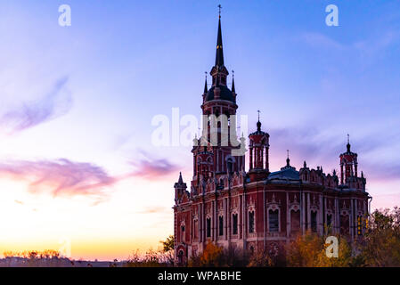 Gotische Orthodoxe Kathedrale. Neo-Orthodoxen Kirche mit Freimaurerischen Symbole. Kirche bei Sonnenuntergang. Stockfoto