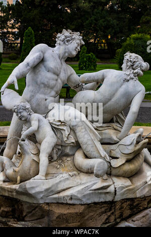 Statuen der Brunnen auf dem Platz der Kaiserin Maria Theresia in der Stadt Wien. Stockfoto