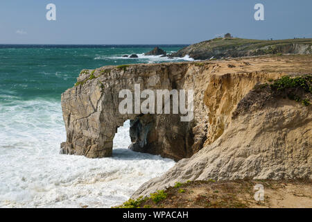 Stürmisches Wetter mit schäumenden Wellen gegen die natürlichen Felsen und stone arch'Arche de Port Blanc", Halbinsel Quiberon, Bretagne, Frankreich. Stockfoto