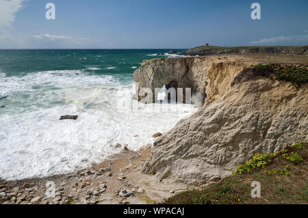 Stürmisches Wetter mit schäumenden Wellen gegen die natürlichen Felsen und stone arch'Arche de Port Blanc", Halbinsel Quiberon, Bretagne, Frankreich. Stockfoto
