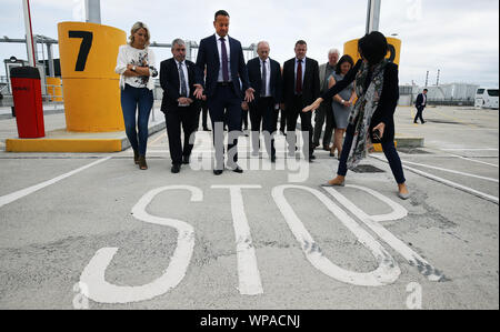 Taoiseach Leo Varadkar (3. links) und Minister für Europäische Angelegenheiten, Helen McEntee (links) mit Hafen- und Zollbeamten bei einem Besuch auf neue physische Infrastruktur im Hafen von Dublin, die eingeführt wurde, um die Anforderungen für die Zollabfertigung zu erfüllen, SPS- und Gesundheitskontrollen bei Warensendungen aus der oder nach Durchfuhr Großbritannien importiert. Stockfoto