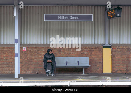 Man wartet auf den Zug in London Heather Green Station Stockfoto