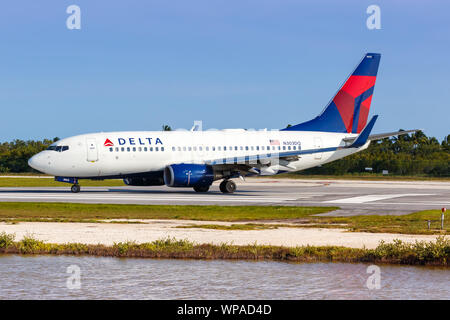 Key West, Florida - April 4, 2019: Delta Air Lines Boeing737-700 Flugzeug in Key West Airport (EYW) in den Vereinigten Staaten. Stockfoto