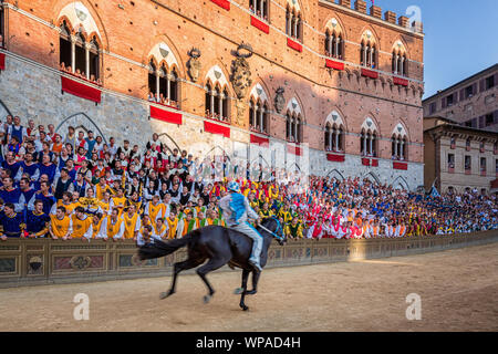 Das Palio di Siena Pferderennen auf der Piazza del Campo in Siena, Toskana, Italien Stockfoto