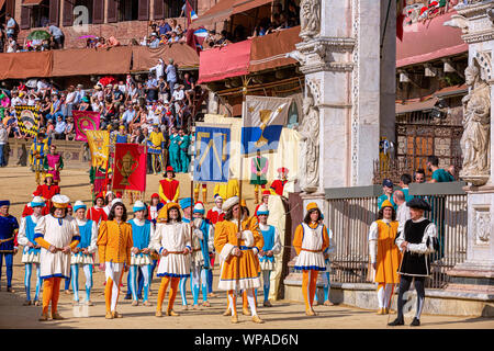 Parade Flaggenträger bei der historischen Parade vor das Pferderennen Palio di Siena, Siena, Toskana, Italien Stockfoto