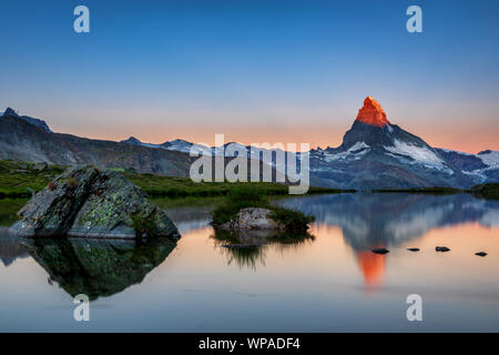 Matterhorn spiegelt sich in der Stellisee bei Sonnenaufgang, Zermatt, Wallis, Schweiz Stockfoto