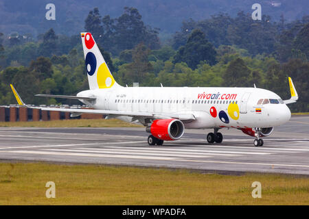 Medellin, Kolumbien - Januar 25, 2019: Vivaair Airbus A320 Flugzeug in Medellin Flughafen (MDE) in Kolumbien. Stockfoto