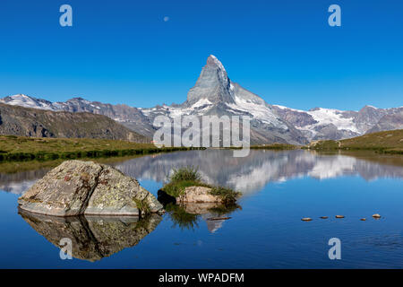 Matterhorn spiegelt sich in der Stellisee bei Sonnenaufgang, Zermatt, Wallis, Schweiz Stockfoto