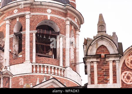 Gotische Orthodoxe Kathedrale. Neo-Orthodoxen Kirche mit Freimaurerischen Symbole. Glockenturm mit Glocken. Stockfoto