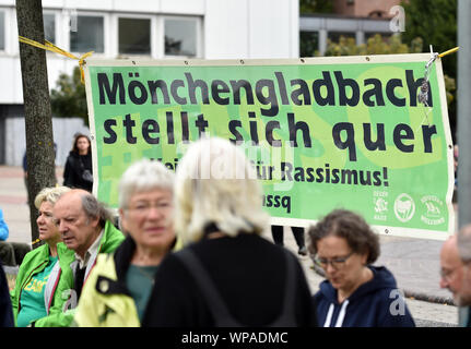 08 September 2019, Nordrhein-Westfalen, Mönchengladbach: Gegendemonstranten haben ein Plakat aufgehängt mit der Aufschrift 'Mönchengladbach stellt sich quer". Ein großes Kontingent der Polizei begleitet eine Kundgebung von Rechtsextremen Gruppen und der gegendemonstration von überwiegend bürgerlichen und linken Gruppen. Foto: Caroline Seidel/dpa Stockfoto