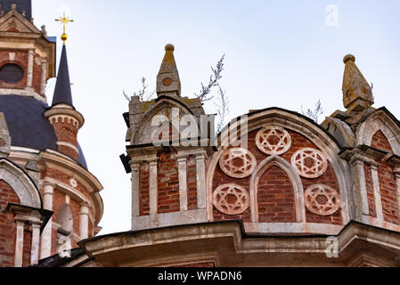 Gotische Orthodoxe Kathedrale. Neo-Orthodoxen Kirche mit Freimaurerischen Symbole. Fünfstrahlige Stern in einem Kreis auf der bas-relief des Tempels. Stockfoto