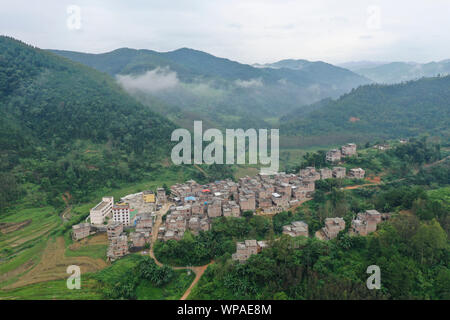 (190908) -- TIANDONG, Sept. 8, 2019 (Xinhua) - Luftaufnahme auf Sept. 3, 2019 zeigt die Tuogua Dorf, wo die Tuogua Grundschule findet, in Zuodeng Yao ethnischen Gemeinde Tiandong County, South China Guangxi Zhuang autonomen Region berücksichtigt. In den abgelegenen Bergen County, Tiandong Tuogua Grundschule ist über 60 km entfernt von der Kreisstadt, die nur noch mit einem robusten Mountain Road führen kann. Die 53-jährige Wei Guoji, ein Eingeborener ins Dorf, ist das Prinzip der Dorfschule. Wei wurde als Ersatz Lehrer der Schule nach Abschluss der Junior High School rekrutiert Stockfoto