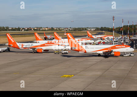 Berlin, Deutschland - 11. September 2018: EasyJet Airbus A320-Flugzeuge am Flughafen Berlin Tegel (TXL) in Deutschland. Stockfoto