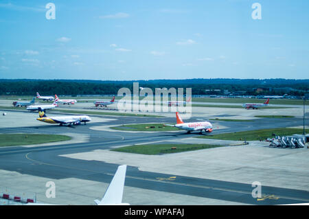 Easyjet, Thomas Cook zu und British Airways Flugzeuge Line up am Taxiway neben Gatwick Landebahn für Abreise Stockfoto