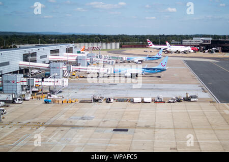 British Airways und TUI Flüge an Toren in London Gatwick Flughafen geparkt Stockfoto