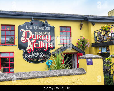 BUNRATTY, Irland - 11 August, 2019: Der Eingang zum historischen Durty Nelly Pub in Bunratty, County Clare, Irland. Stockfoto