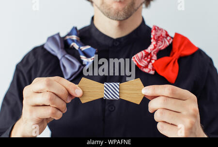 Mann in Schwarz Shirt mit vielen Schleifen Stockfoto