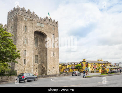 BUNRATTY, Irland - 11 August, 2019: Blick auf die historischen Bunratty Castle und Durty Nelly's Pub in Bunratty, County Clare, Irland. Stockfoto