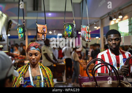 (190908) - YINCHUAN, Sept. 8, 2019 (Xinhua) - Ghananian Aussteller verkaufen geldbörsen im 4. China-Arab Staaten Expo in Yinchuan, Nordwesten Chinas autonomen Region Ningxia Hui, Sept. 7, 2019. Die Besucher haben von Kunsthandwerk aus paricipating Länder und Regionen auf der Expo geblendet worden. (Xinhua/Li Mangmang) Stockfoto