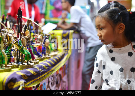 (190908) - YINCHUAN, Sept. 8, 2019 (Xinhua) - ein Mädchen Uhren Kunsthandwerk aus Afrika während der 4 China-Arab Staaten Expo in Yinchuan, Nordwesten Chinas autonomen Region Ningxia Hui, Sept. 7, 2019. Die Besucher haben von Kunsthandwerk aus paricipating Länder und Regionen auf der Expo geblendet worden. (Xinhua/Li Mangmang) Stockfoto