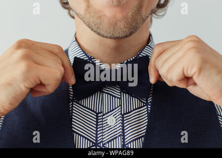 Mann mit Bart tragen bowtie, hipster Style Stockfoto