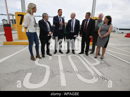 Taoiseach Leo Varadkar (3. links) und Minister für Europäische Angelegenheiten, Helen McEntee (links) mit Hafen- und Zollbeamten bei einem Besuch auf neue physische Infrastruktur im Hafen von Dublin, die eingeführt wurde, um die Anforderungen für die Zollabfertigung zu erfüllen, SPS- und Gesundheitskontrollen bei Warensendungen aus der oder nach Durchfuhr Großbritannien importiert. Stockfoto