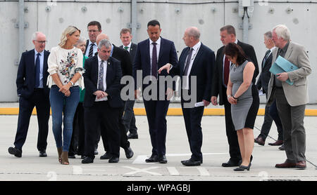 Taoiseach Leo Varadkar (Mitte) und Minister für Europäische Angelegenheiten, Helen McEntee (Zweite links) mit Hafen- und Zollbeamten bei einem Besuch auf neue physische Infrastruktur im Hafen von Dublin, die eingeführt wurde, um die Anforderungen für die Zollabfertigung zu erfüllen, SPS- und Gesundheitskontrollen bei Warensendungen aus der oder nach Durchfuhr Großbritannien importiert. Stockfoto