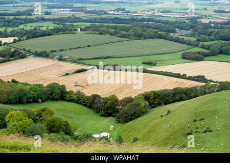 Ansicht der landwirtschaftlichen Landschaft im Sommer nach Lewes aus dem South Downs Way in East Sussex, England UK KATHY DEWITT Stockfoto