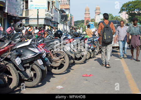 Große Anzahl von Fahrrädern in der Straße von Chennai geparkt in einem gelben Grenzlinie Stockfoto