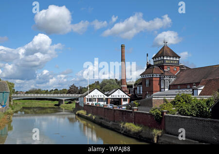 Querformat der Harveys Brauerei Bauten auf den Fluss Ouse in der Stadt Lewes, East Sussex England UK KATHY DEWITT Stockfoto